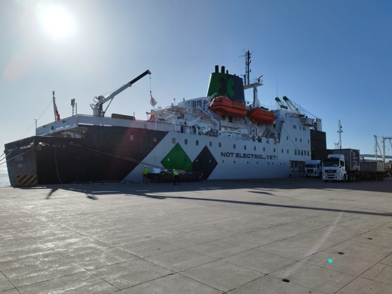 Arribó a Puerto de Montevideo buque con vehículos de la competencia Extreme-E