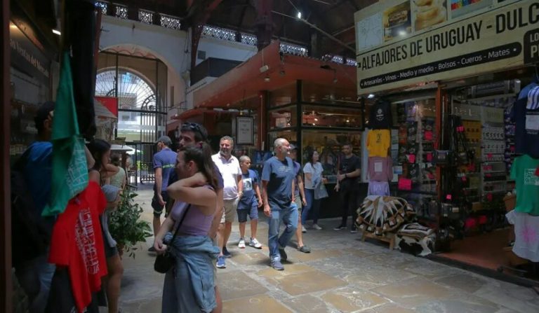El Mercado del Puerto uruguayo sonríe con la vuelta de los cruceros