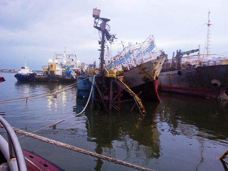 Falla humana habría provocado el hundimiento del dique y hay tres barcos afectados