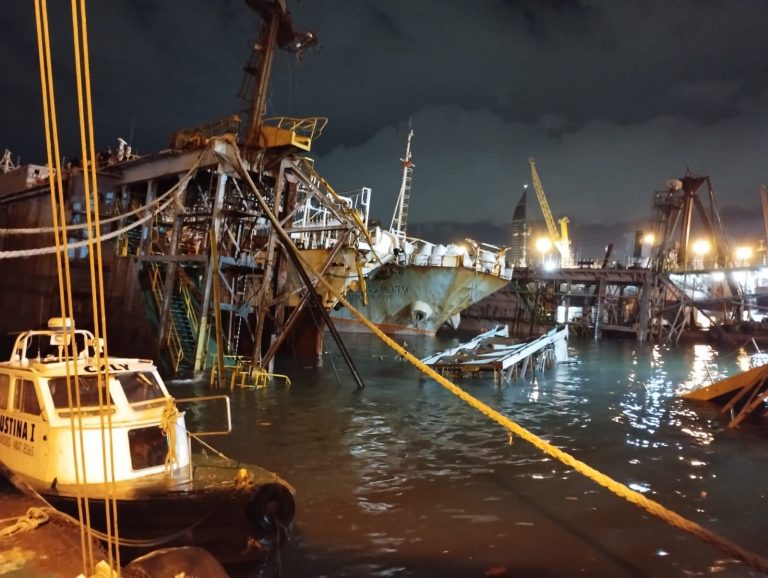 Dique hundido, grúas caídas, explosión y tres barcos afectados esta madrugada en el puerto