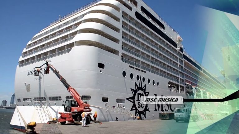 Cuatro cruceros en el puerto de Montevideo.