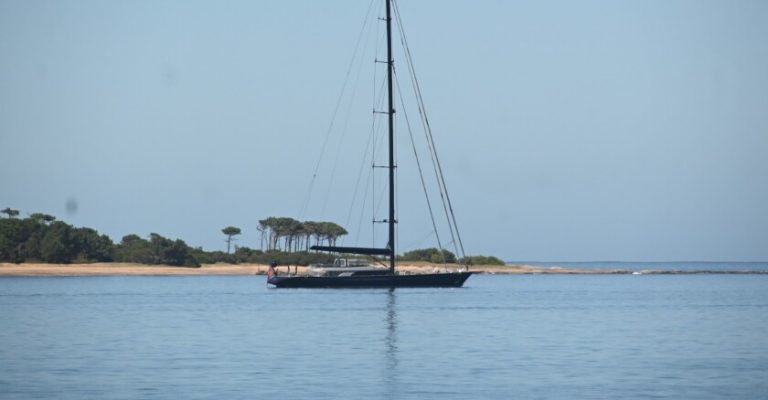 El velero gigante y de lujo que llegó a la bahía de Punta del Este