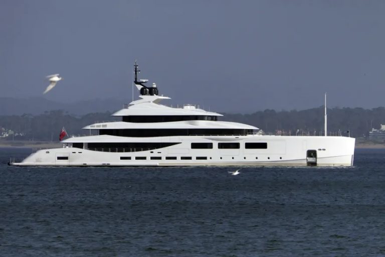 Quién es el poderoso emir de Qatar que llegó a Punta del Este con dos barcos de 300 millones de euros