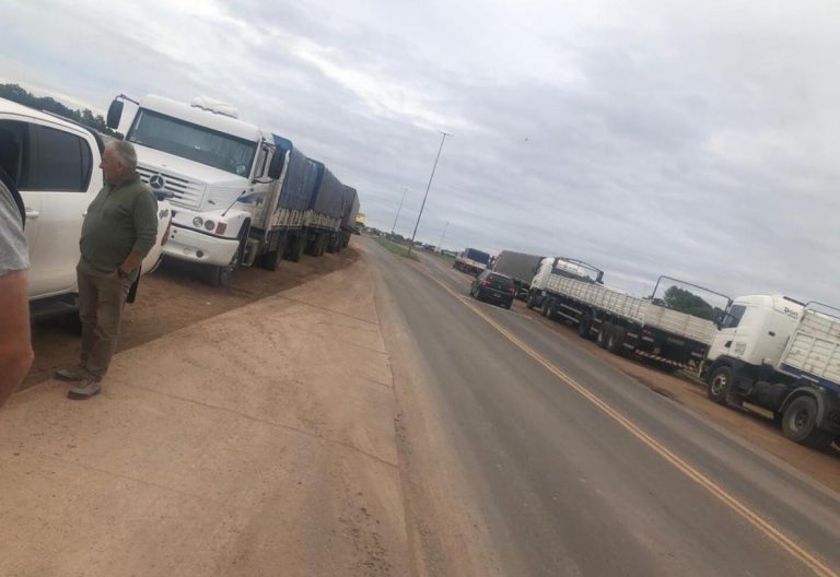 Camioneros argentinos autoconvocados dejaron de hacer viajes a Uruguay y tramitan corte sorpresa de los puentes
