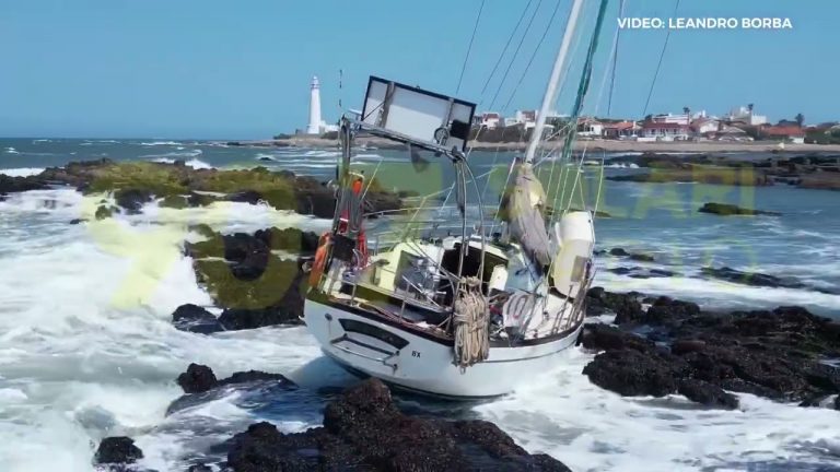 Velero valuado en US$ 500.000 encalló en las rocas de la isla La Tuna, frente a La Paloma