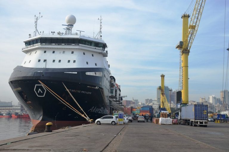 Buque desembarca más de 10 mil toneladas de kril antártico en el Puerto de Montevideo