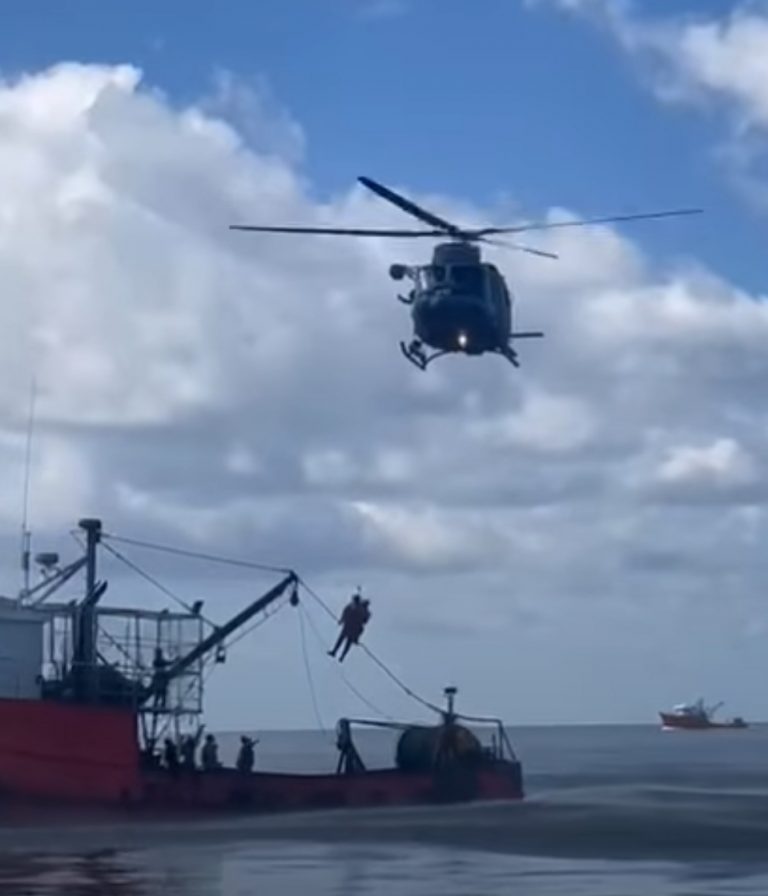 Rescate de un tripulante en el mar
