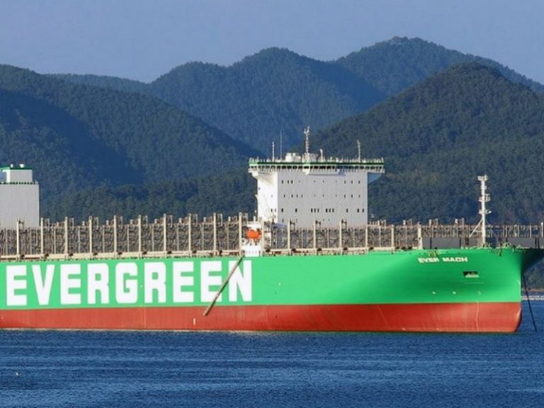 Evergreen recibe el «Ever Mach», nuevo portacontenedor de 15.432 TEUs