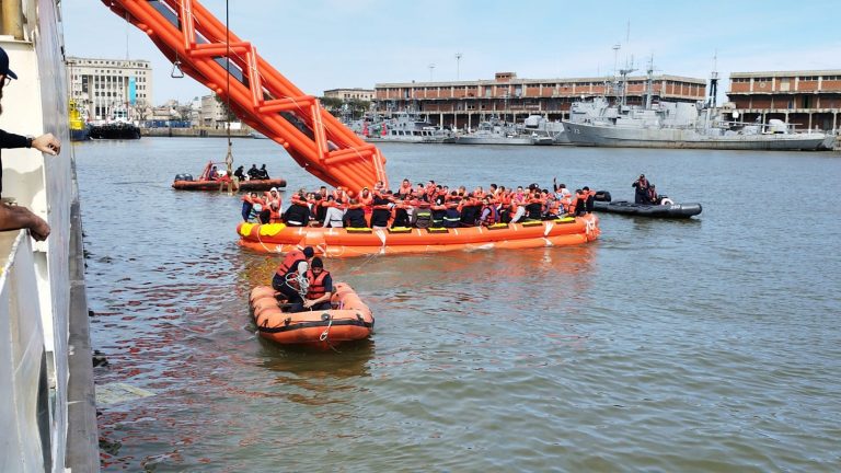 Ejercicio de abandono de buque en la Dársena Fluvial del puerto de Montevideo