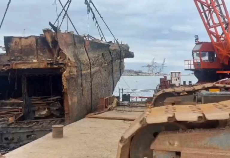 Removieron otro buque de la bahía de Montevideo, el «Mar Pez» estaba encallado y partido