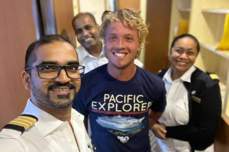Remero australiano que intentaba batir récord mundial es rescatado por crucero