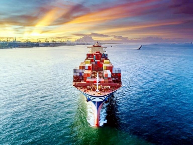 Reducción de capacidad disponible impulsa ligeramente las tarifas de flete marítimo en la ruta Transpacífico