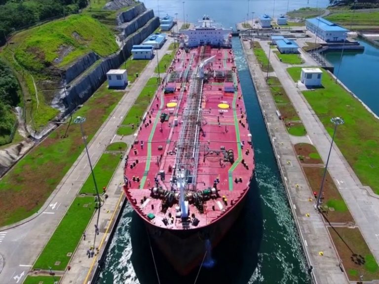 Tanqueros prefieren el Estrecho de Magallanes y el Canal de Suez ante atasco en Panamá