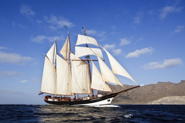Está recalando en Punta del Este centenaria goleta holandesa que sigue la ruta de Charles Darwin