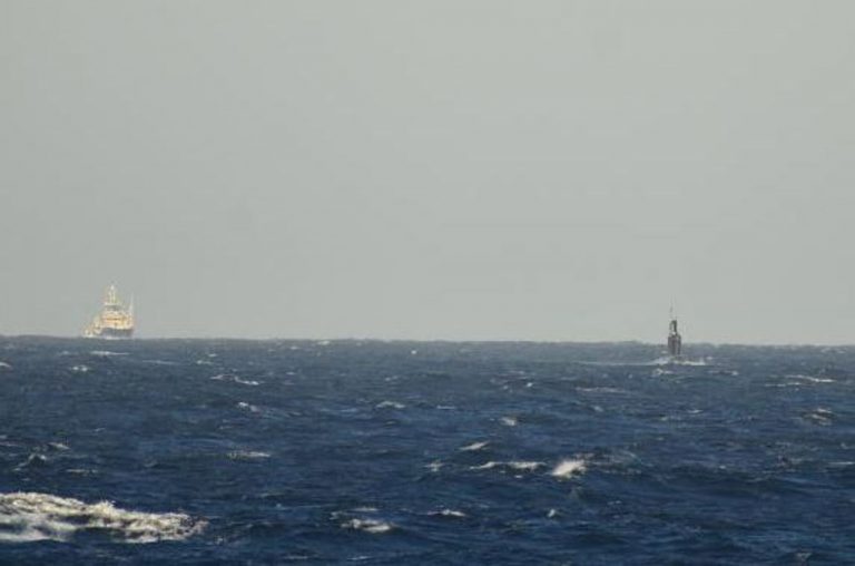Buques de la Armada española vigilan un submarino ruso mientras cruza aguas españolas