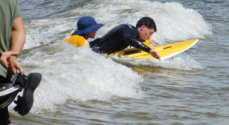 Se realizó en Canelones, un taller de surf adaptado con un reconocido profesor de Brasil