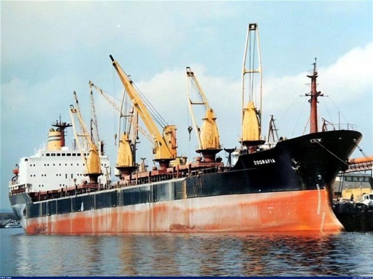 Impacto de misil sobre granelero en el Mar Rojo confirma inseguridad de la navegación en el área