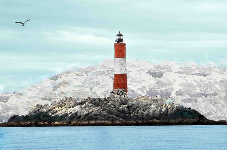 El “falso” faro del Fin del Mundo cumple 105 años entre las olas del Canal Beagle