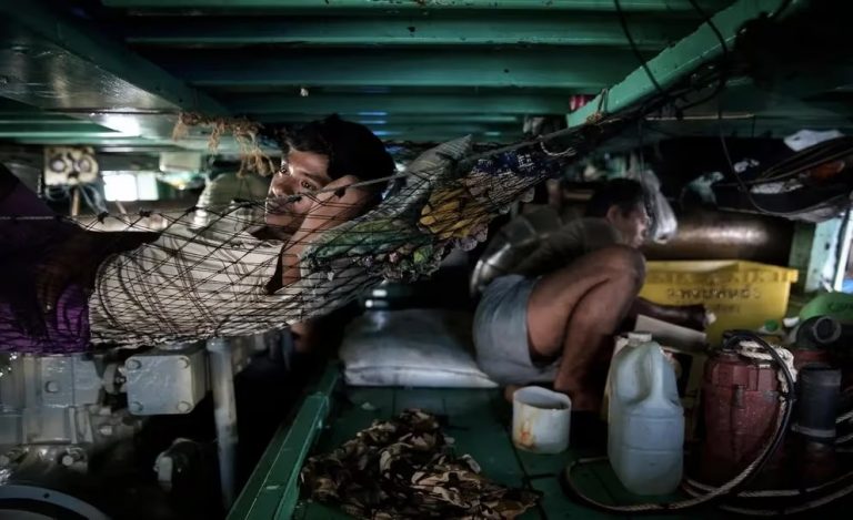 Esclavos del mar: los trabajos forzados en pesqueros violan DDHH y favorecen la ecuación económica de la depredación en el Atlántico Sur