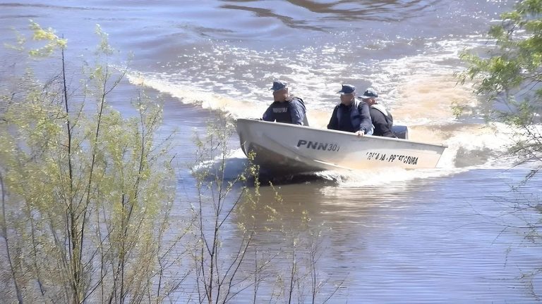 Operativo de rescate en Pajas Blancas tras vuelco de barco con pescadores