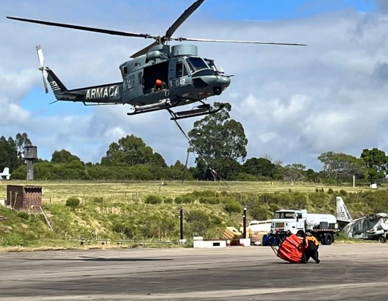 La Fuerza Aérea y la Armada de Uruguay combaten incendios en el este del país
