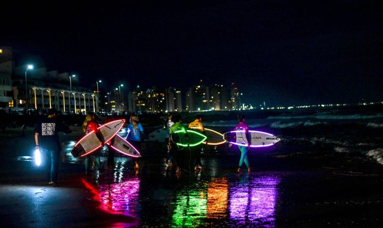 Luces led en el mar: así fue el primer festival de surf nocturno en Uruguay