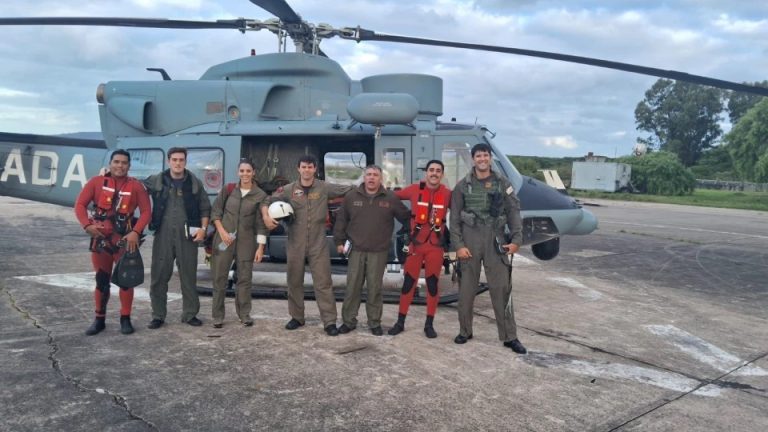 La Armada uruguaya ejecuta con éxito el rescate aeronaval de un tripulante accidentado