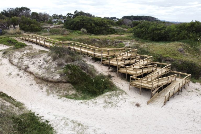 Nueva bajada accesible en balneario Sierras del Mar del Municipio de la Floresta