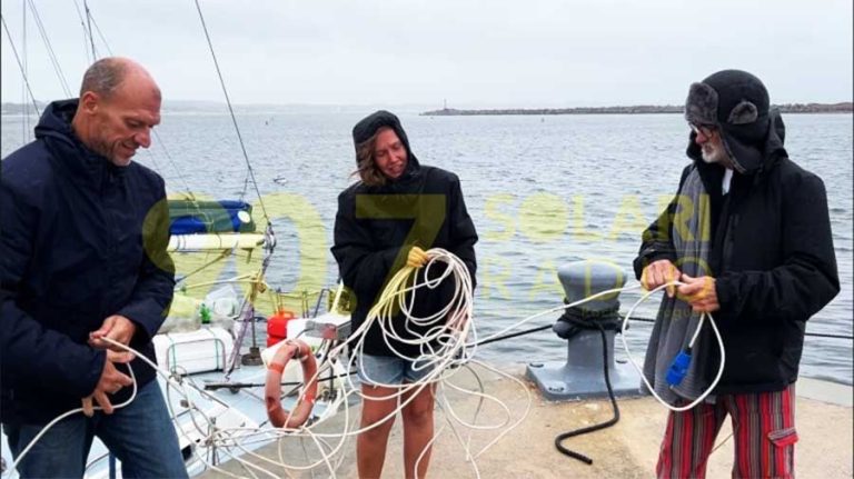 Velero sudafricano con tres tripulantes quedó varado a 400 kilómetros de Punta del Este; fue rescatado y escoltado por buque uruguayo