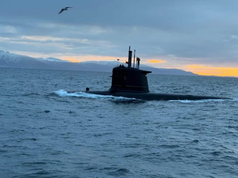 El submarino O´Higgins de la Armada de Chile realiza ejercicios en la Región de Magallanes