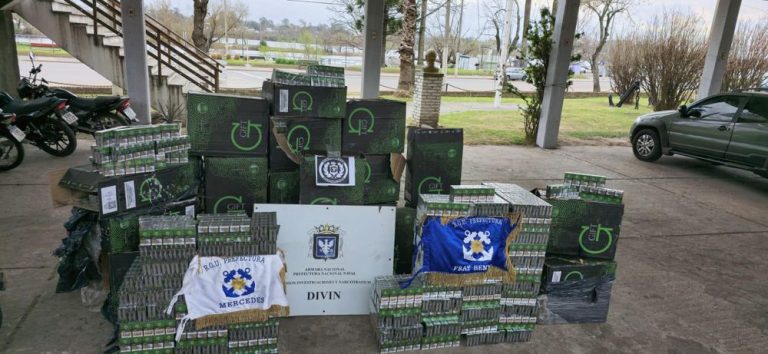 Prefectura incautó 12.000 cajas de cigarrillos de contrabando en el Río Uruguay: implicado quiso huir y terminó con hipotermia