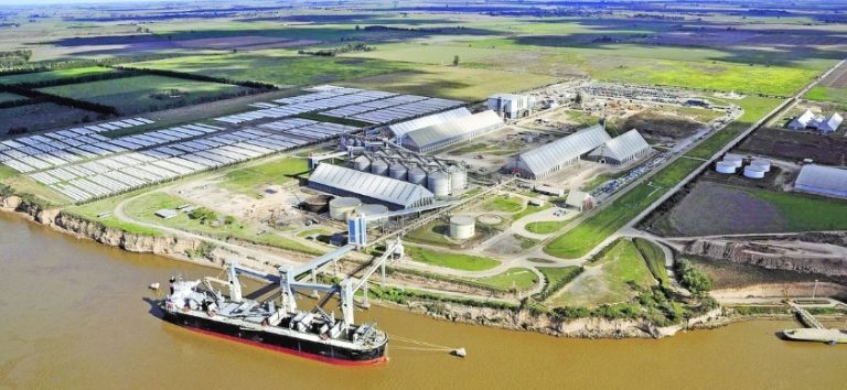 El plan del Gobierno para la Hidrovía: control federal, nueva licitación internacional para el sector privado y cobro de peajes