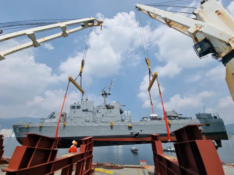 El CHIPOL HUANGHE Carga el Patrullero Uruguayo «Huracán» en Corea del Sur