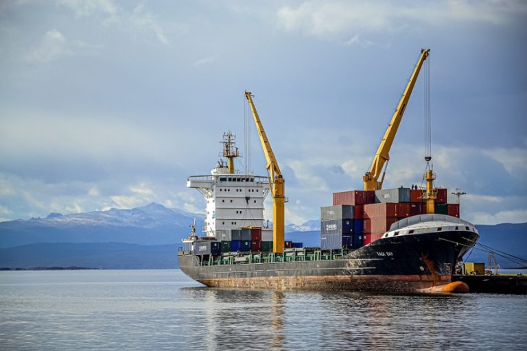 Un trabajador peruano está en estado crítico tras recibir un «chicotazo» de un guinche en el puerto de Montevideo