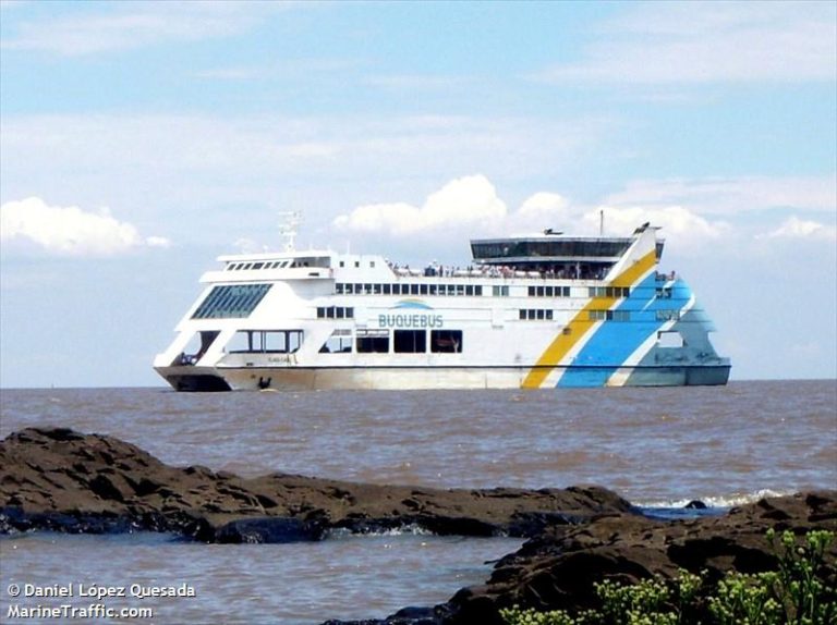 Eladia Isabel navega frente a La Palma en su travesía final hacia el Mediterráneo