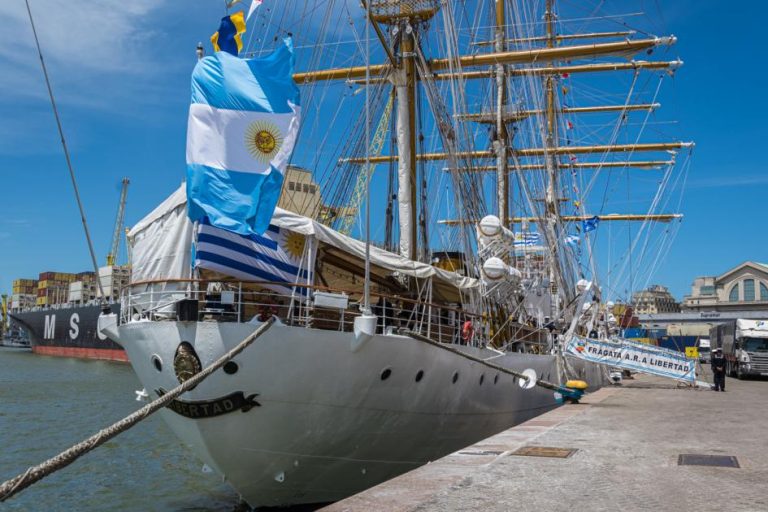 Intercambio Naval en Montevideo: La Visita del Capitán Miranda a la Fragata ARA Libertad y la Despedida de un Emblemático Buque