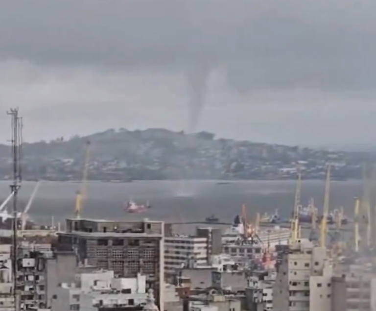 Tromba marina sorprende en la bahía del puerto de Montevideo