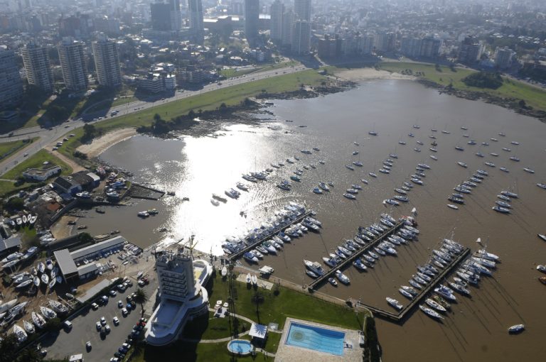 Uruguay: Oficina de Migraciones en el Puerto del Buceo