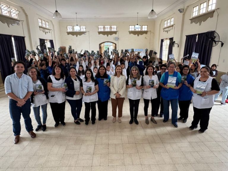 La Delegación Argentina de CARU entrega más de 500 libros en Monte Caseros