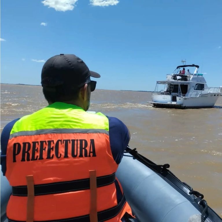 Personal de Prefectura asistió a embarcación deportiva a la deriva en Carmelo
