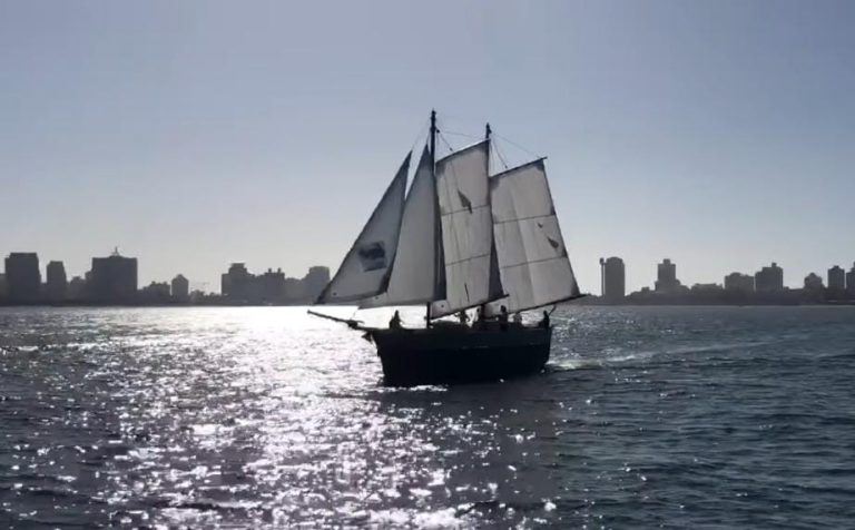 El histórico «Velero Seival» garibaldino, arriba a Montevideo
