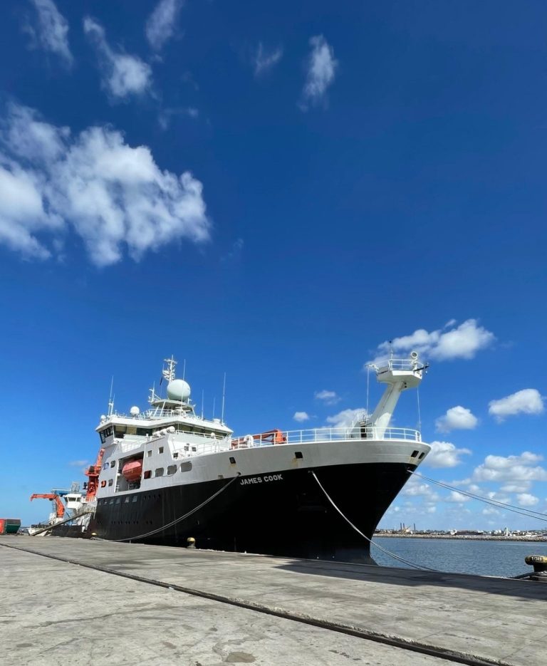 El buque científico RRS James Cook recibe a investigadores uruguayos en el Puerto de Montevideo