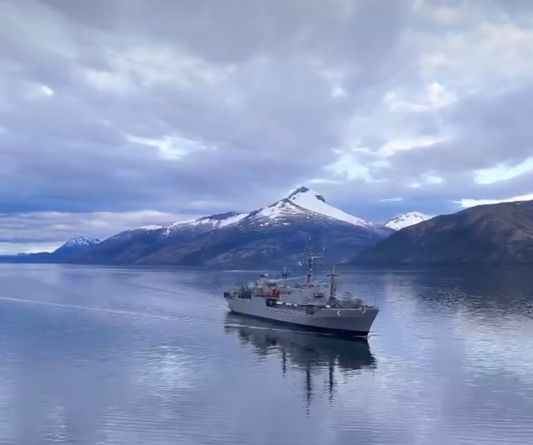 La Armada uruguaya muestra al General Artigas cruzando el Estrecho de Magallanes rumbo a la Antártida
