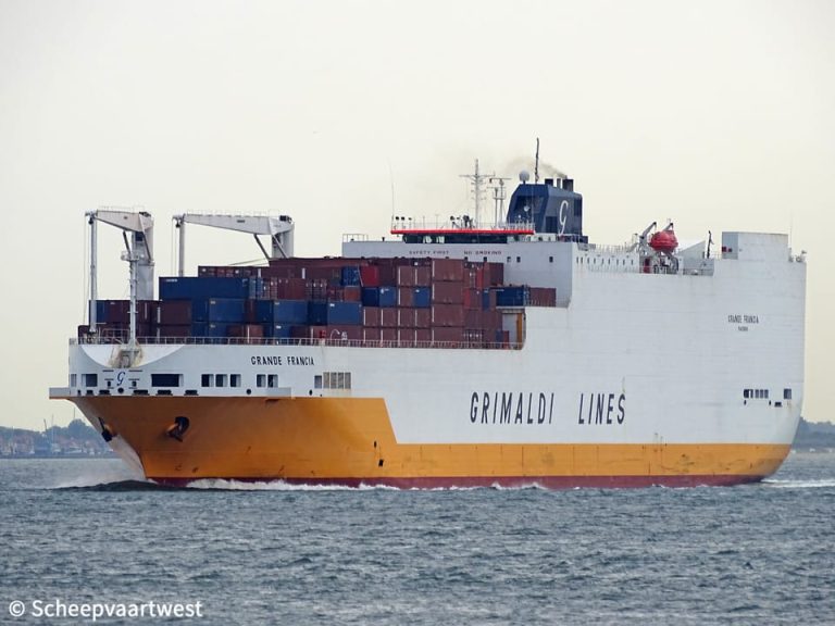 Montevideo recibe al buque RO-RO «Grande Francia» con amplia operativa logística
