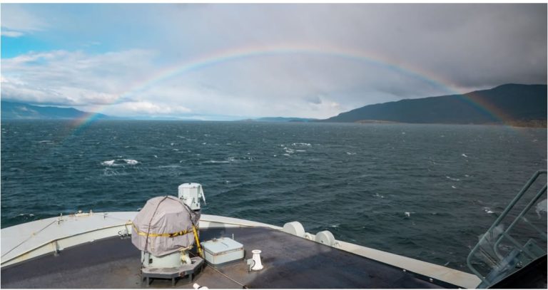 El buque canadiense HMCS Margaret Brooke alcanza un hito histórico en la Antártida