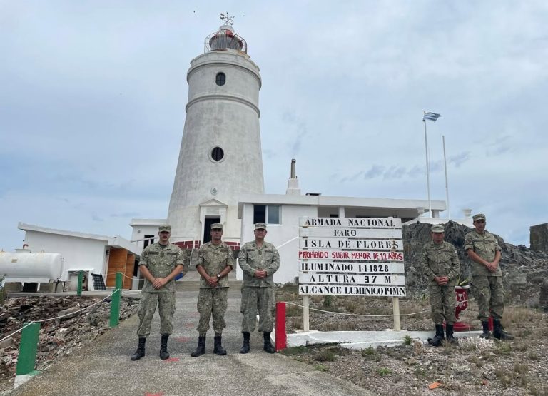 Reinstalan estación GNSS en la Isla de Flores para mejorar la Red Geodésica Nacional