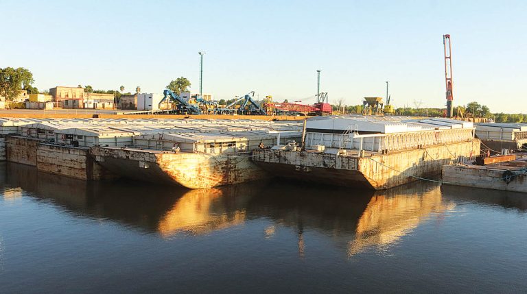 Paysandú:  Barcazas siguen amarradas a los muelles; gestionan que pueda volver la operativa