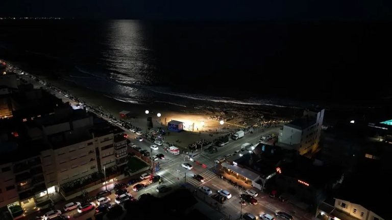 ¡El surf se ilumina en la noche de Punta del Este! Únete al Full Moon Festival en El Emir