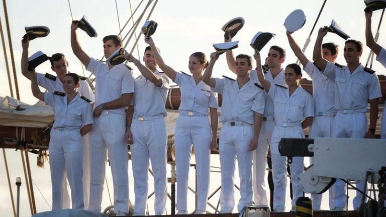 Guardiamarinas de Elcano explican a sus familias los privilegios de Leonor