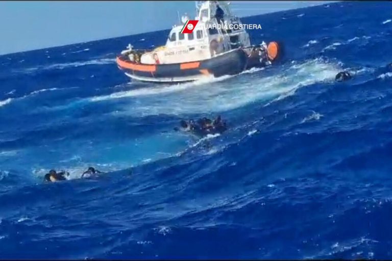 Seis Muertos y 40 Desaparecidos por naufragio en el Mediterráneo
